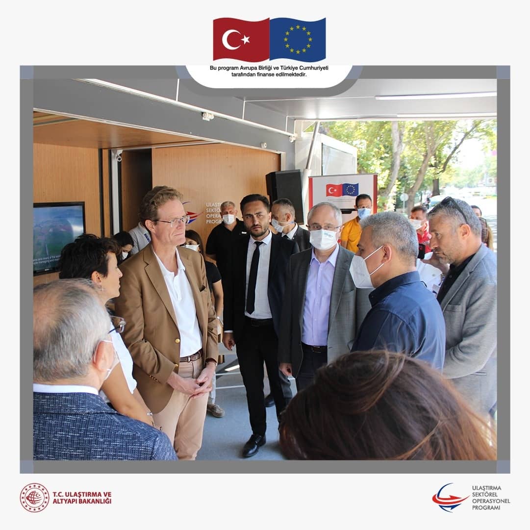 UlastirmaUSOP's tweet photo. Avrupa Hareketlilik Haftasi kapsaminda AB Türkiye Delegasyonu Başkanı Büyükelçi Nikolaus Meyer- Landrut #USOPYollarda mobil tanıtım aracımızı Ankara Bahçelievler 7. caddedeki tanitim noktamizda ziyaret etti.
#ABHareketlilikHaftası @UABakanligi @EUDelegationTur @ABBaskanligi https://t.co/AKIY912pnT