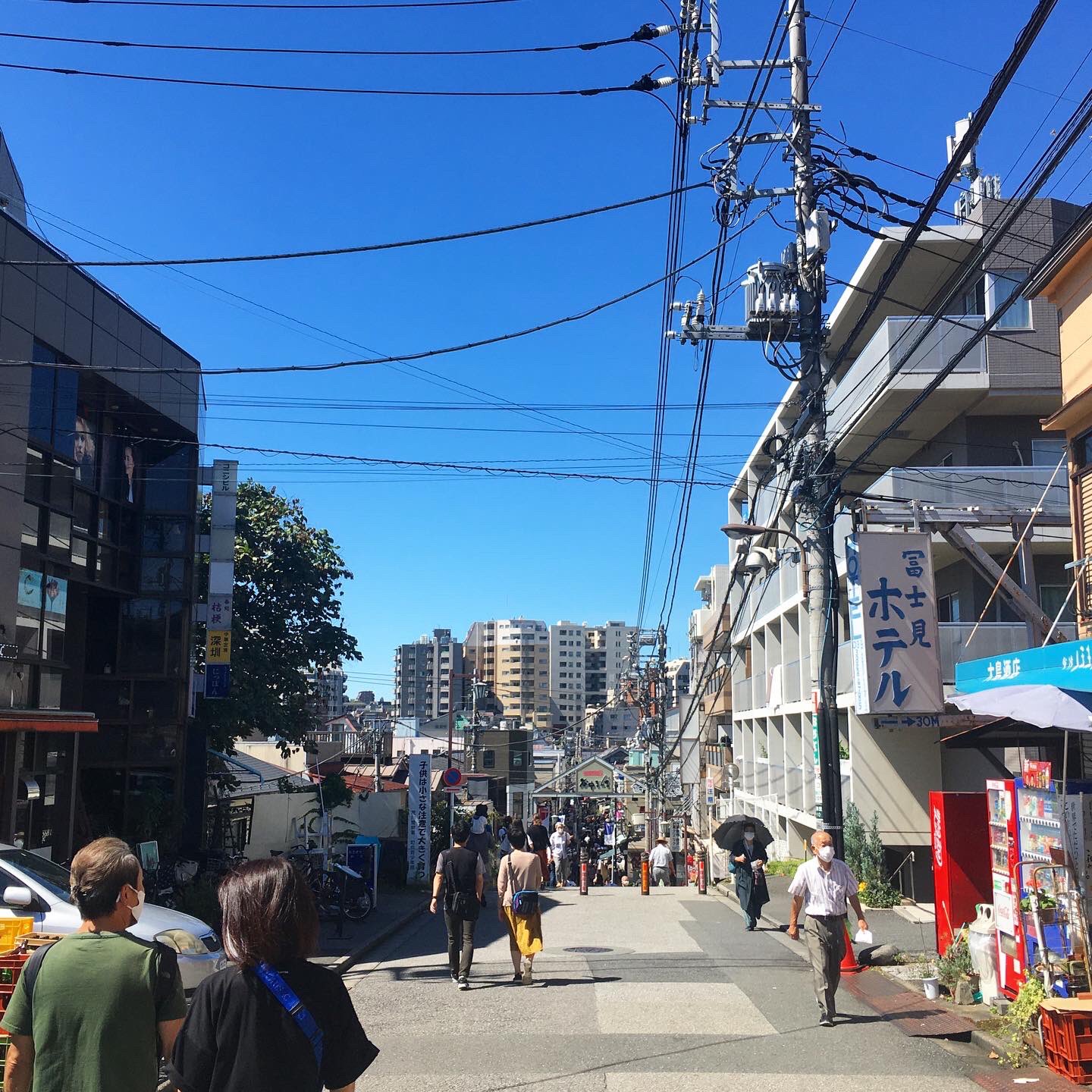 旅するミシン店 谷中 西日暮里の夕やけだんだん入口にある大島酒店さん 再開発のため残念ながら10月末に閉店されるとのこと だんだん猫軍団のしんがりをつとめたミー助くんの面倒みてくださった酒屋さん コロナ前は青空とベーゴマを見ながら缶ビールを
