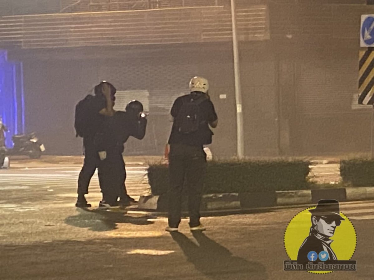 ดีนะที่เอาหน้ากากกันแก๊สติดมาด้วย เดี๋ยวขอเดินหาพวกตัวแสบๆ ที่แนวหน้าแถวนี้ก่อนนะครับ เก็บข้อมูลก่อน ไม่ต้องห่วง ระดับพี่ทัก ไม่มีคำว่า "พลาด" อยู่ในพจนานุกรมอยู่แล้ว "พี่ทัก มาแล้วครับน้องๆ"