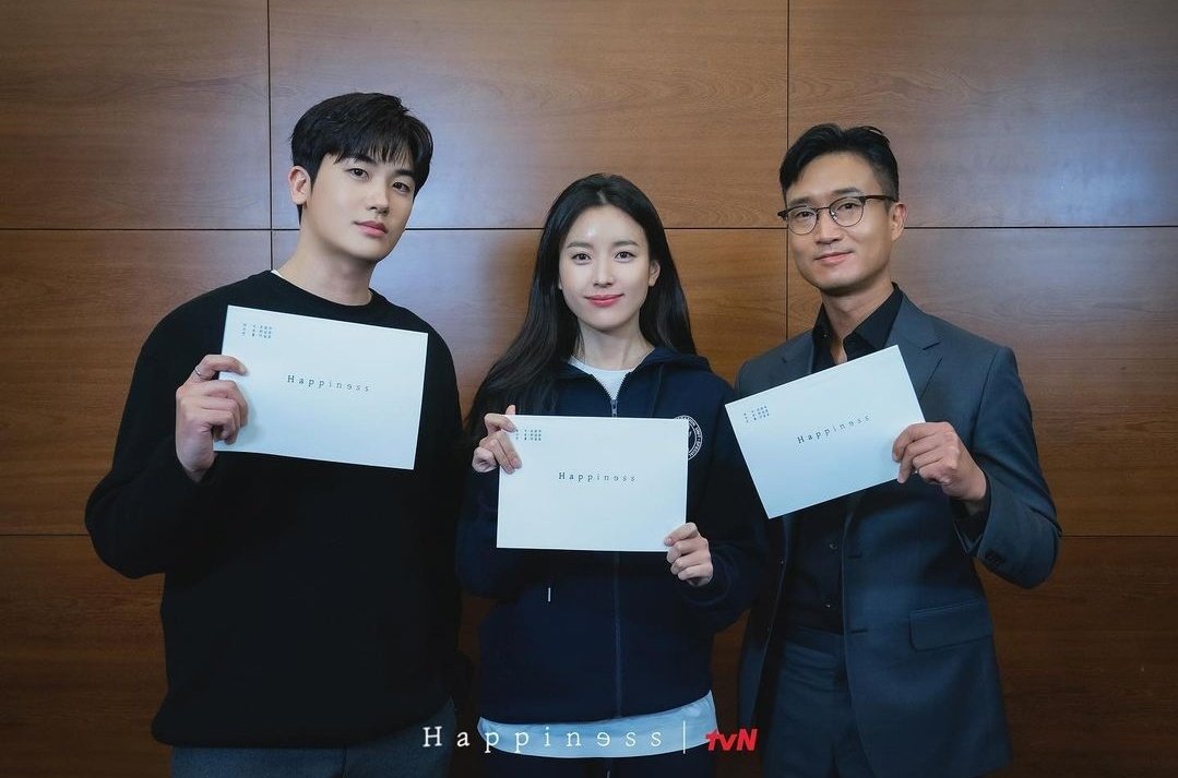 k_dramaindo_'s tweet photo. Pembacaan naskah drama tvN #Happiness
#HanHyoJoo #ParkHyungShik #JoWooJin https://t.co/kcnfSoT5Iw