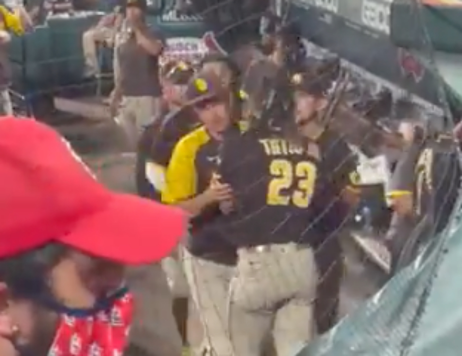 remolacha's tweet photo. VIDEO: Fernando Tatis Jr. y Manny Machado casi llegan a los golpes en el dugout de Padres https://t.co/H7T47vcSFl

#remolachanet https://t.co/3OM9BM5Epk
