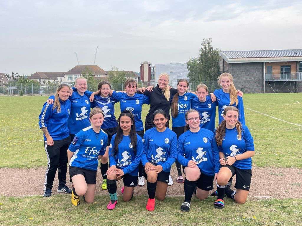 U15 Girls bounced back after lasts weeks heavy defeat to beat top of the table Cray Wanderers 2-1. Goals from Summer and Juliette. Amazing characyer and resilience in this group. Thanks to 1st Team player <a href="/chloexxfrancis/">chloe francis</a> for working with them today 🔵⚪