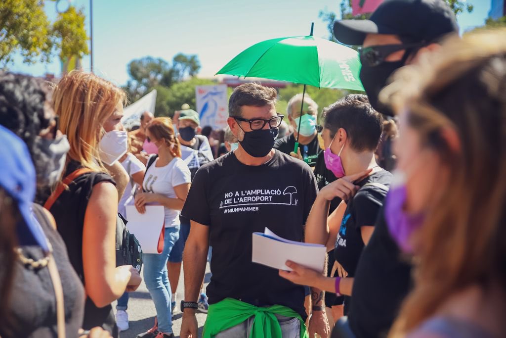 Mijoler's tweet photo. Avui, la gent del Prat, la gent del fang, hem alçat de nou la veu en defensa del Delta. Colze amb colze amb gent d'arreu.

Pq defensar la Ricarda és defensar la vida, el planeta, i una alternatives al desarrollisme voraç.

Gràcies a tothom!

#NiUnPamMes
#MenysAvionsMesVida https://t.co/ozMnW6ptu5