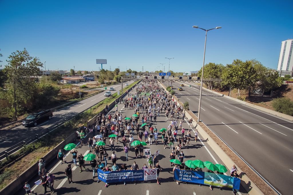 Mijoler's tweet photo. Avui, la gent del Prat, la gent del fang, hem alçat de nou la veu en defensa del Delta. Colze amb colze amb gent d'arreu.

Pq defensar la Ricarda és defensar la vida, el planeta, i una alternatives al desarrollisme voraç.

Gràcies a tothom!

#NiUnPamMes
#MenysAvionsMesVida https://t.co/ozMnW6ptu5