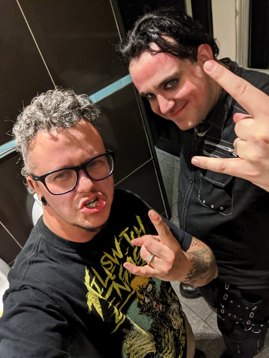 Tranimus85's tweet photo. Cocktails, strip club, bumping into someone I know and getting into a gig for free, waking up on a roundabout and losing a whole day......
A fucking brilliant weekend! ๐ช๐ป๐ค๐ป
#stagdo #myfirststag #transmasculinenonbinary #nottingham https://t.co/WsmzFGvlmQ