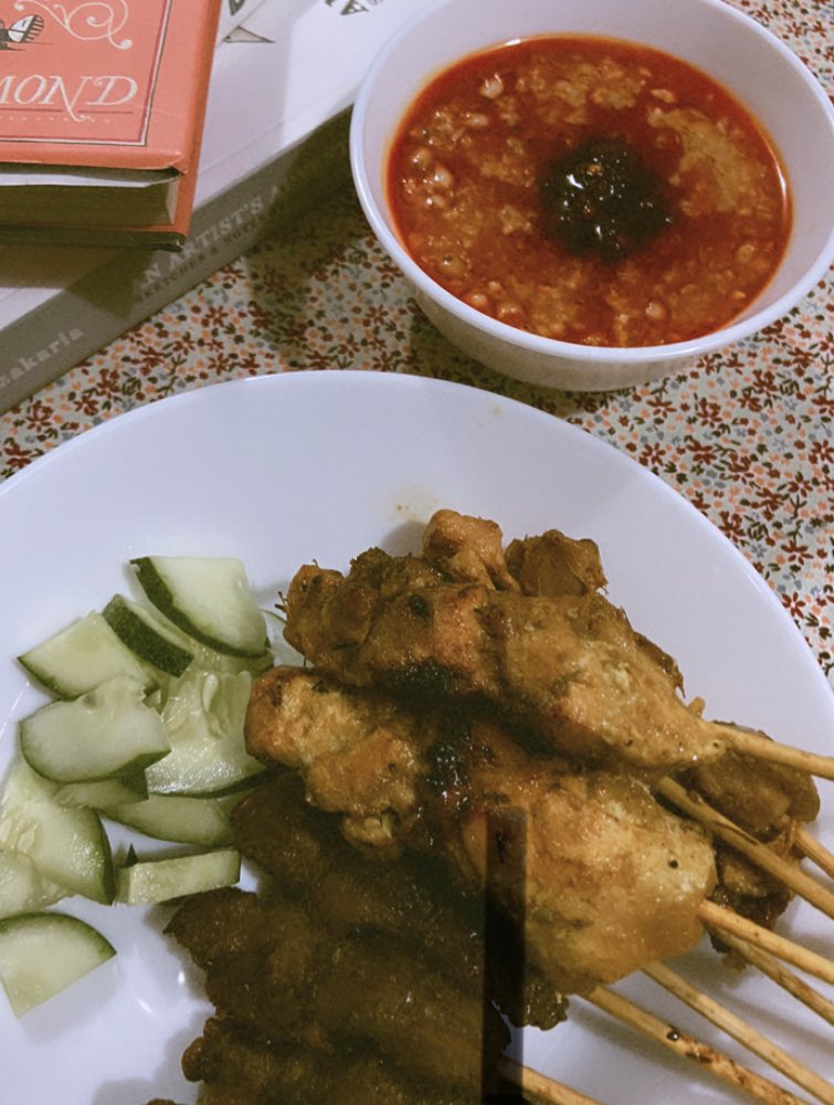 ErahSoo's tweet photo. Kedai lokal yang Erah sapot untuk malam ini ialah *bunyi drumm*

✨ Sate Kajang Haji Samuri! ✨

Yang bestnya kuah dia panas panas fresh! Korang suka makan sate tak? Pernah makan sate ini tak?

@platselangor @InSpaceAsia
#RDS #InSpaceAsia #ekitchen #plats #platselangor #eraheats https://t.co/zJBZh570Ax