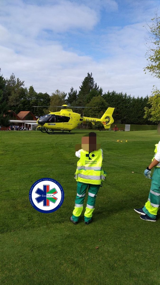eus_tes's tweet photo. Aviso en el Campo de Golf de #Murgia , acude ambulancia #SVB de @GrupPau + #SVAm de @osakidetzaEJGV por PCR , tras conseguir revertir la situación se traslada a la persona en #helicoptero #Tango0 .
Colabora @ertzaintzaEJGV .
#TrabajoEnEquipo
#TESVisible https://t.co/RXHSplYqBo
