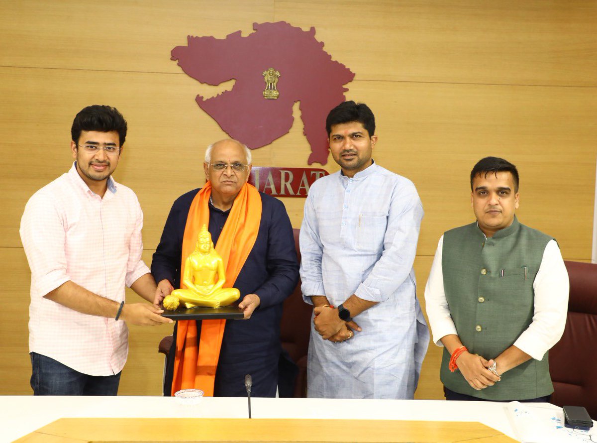 Bhupendrapbjp's tweet photo. @BJYM ના રાષ્ટ્રીય અધ્યક્ષ શ્રી @Tejasvi_Surya જી સાથે મુલાકાત કરી હતી.આ પ્રસંગે ગૃહરાજ્ય મંત્રી શ્રી @sanghaviharsh જી,રાષ્ટ્રીય તથા પ્રદેશ યુવા મોરચાના પદાધિકારીઓ હાજર રહ્યા હતાં. https://t.co/OlpZmeAmQ7