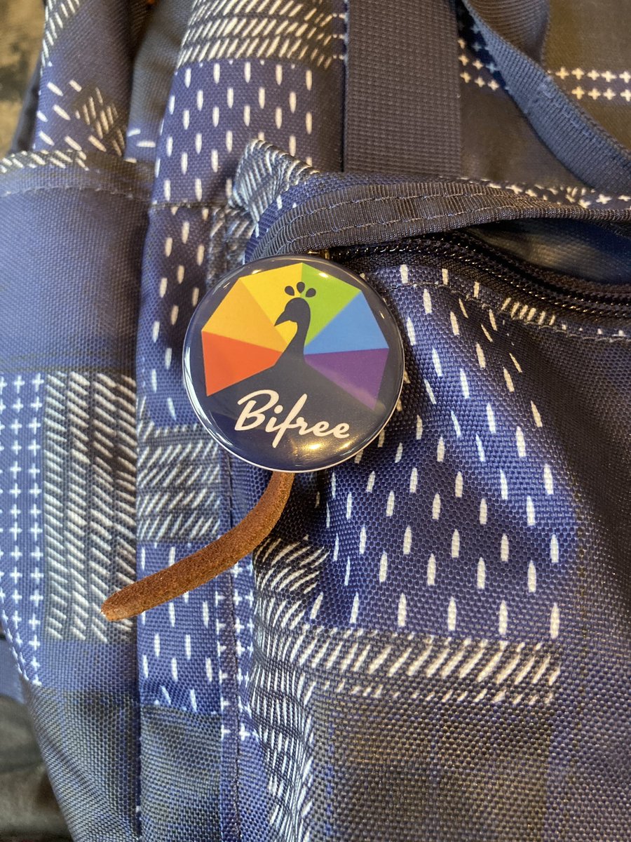 proud2bminority's tweet photo. そうえば #Bifree バッチ購入した👍リュックと色がシンクロしていい感じ🦚🏳️🌈 https://t.co/27mRqy0LSd