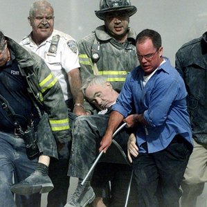 ValerioPece's tweet photo. Padre #MychalJudge - cappellano dei pompieri di NY- è stato registrato come "vittima n.1" dell'#11settembre.
È morto mentre pregava per quei povericristi che si buttavano giù.
La foto coi colleghi che lo portano via ricorda una #deposizione dalla croce.
Come quella di Raffaello. https://t.co/hb4bitFtua