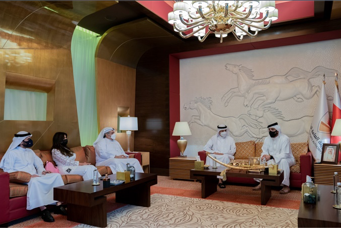 bahrainthisweek's tweet photo. HH Shaikh Khalid receives Information Minister, ‘Your Talent at Home’ competition jury.
https://t.co/mqTCJRee1n
#Bahrain #SheikhKhalid #MinistryofInformation #SCYS #BOC #Bahraini #Youth #YourTalentatHome #Competition https://t.co/V3hMnFWosH