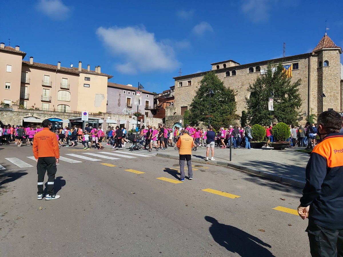 ProtCivilRipoll's tweet photo. Avui col.laborem en el dispositiu de suport de la Cursa de la Dona #Ripoll @CreuRojaRipoll @PLRipoll @Aj_Ripoll https://t.co/jc8Eo58Vq6