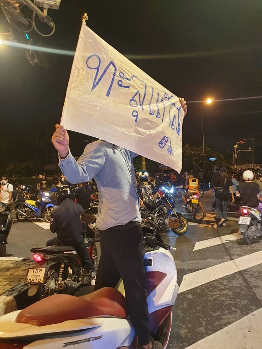 อย่าให้รู้นะว่าใครมาแอบถ่าย ไม่รู้ว่าใครเป็นคนถ่ายภาพนี้ อย่างนี้ผมก็ทำอะไรไม่ได้แล้วสิครับ เค้าก็รู้กันหมดแล้วสิว่า คนไหนคือ "พี่ทัก" ขับรถยี่ห้อไหน สีอะไร แย่ๆ นักสืบโดนแอบถ่ายแบบนี้ แย่จริงๆ กะว่าจะยืนโชว์เฉยๆ นะ ไม่ได้คิดจะให้โดนถ่ายเลยนะเนี่ย