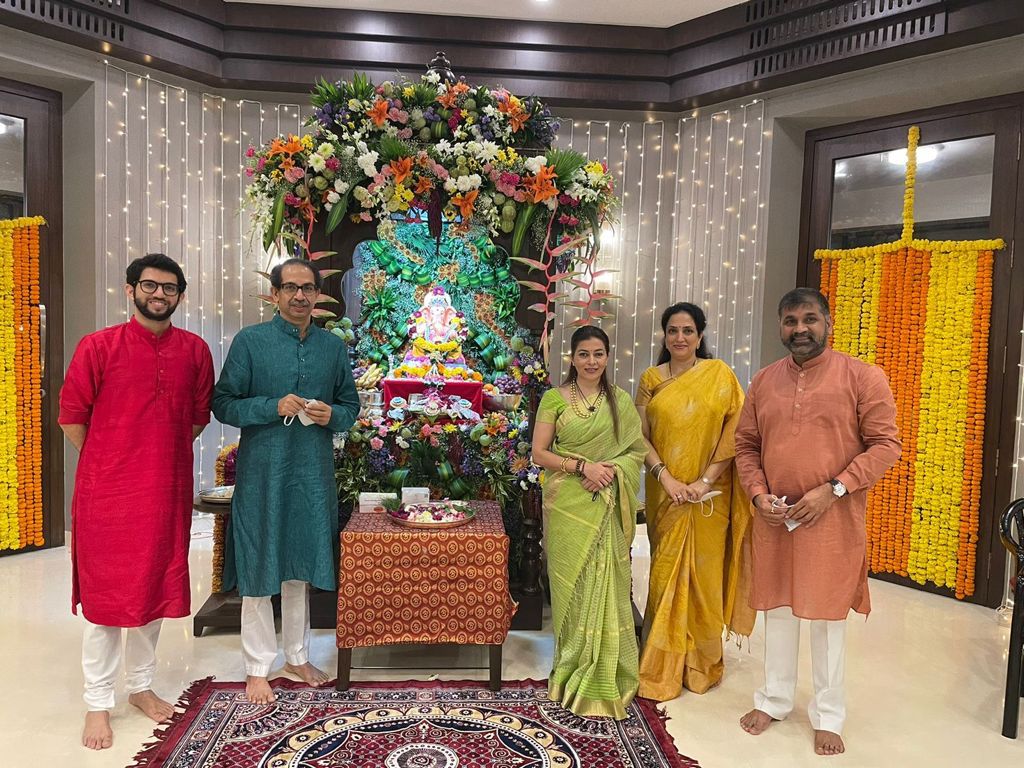 Warm welcome for Ganpati bappa’s Darshan 🙏🙏 @adityathackeray #uddhavjithackeray 

#ganeshfestival2021
#uddhavjithackeray #adityathackeray #festivevibes #festivalvibes #ganeshfestival #cmoofmaharashtra #rashmithackeray