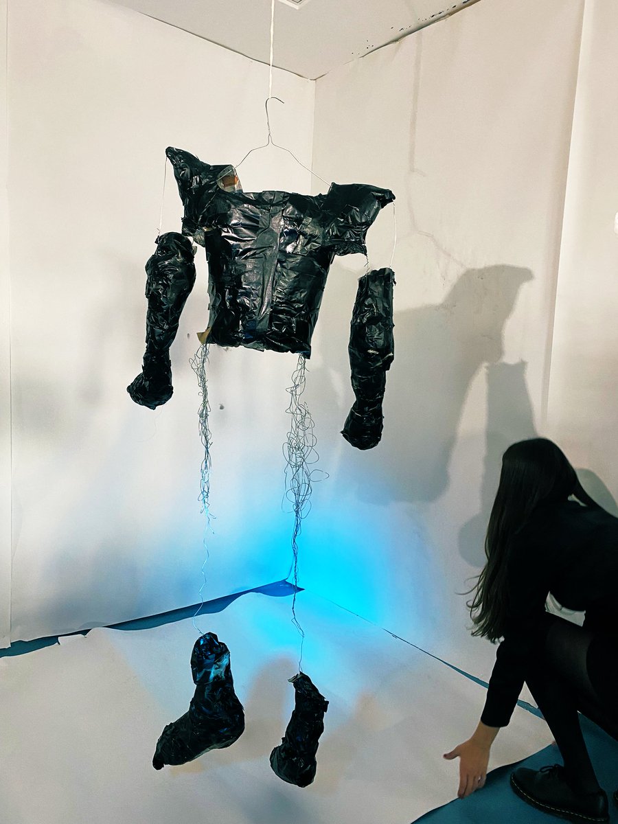 Year 12 artists explored the structure of the human body this week. This was a team-building activity in constructing a body. Great fun! Then a photo shoot to animate their sculptures. #KewHouseArt #alevelart #teambuilding #funlessons
