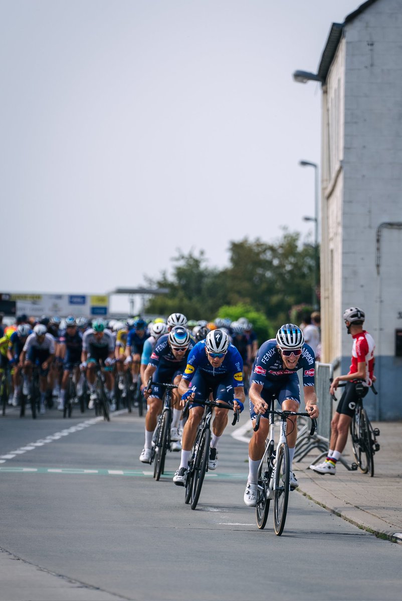 🇧🇪 #GooiksePijl

Front row seats for Ayco Bastiaens and <a href="/LaurensDeVreese/">Laurens De Vreese</a> in the pack! 🤙