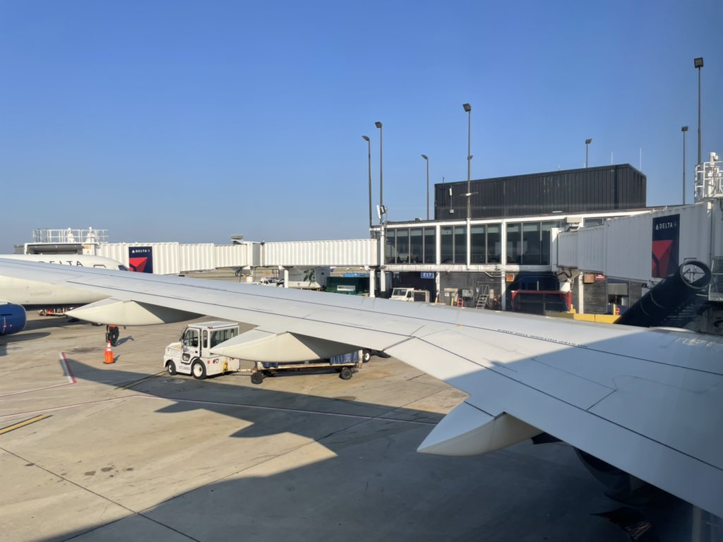 ddwchen's tweet image. On my way to NYC for @MessariCrypto #Mainnet2021 

Who else is going?