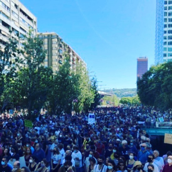 monSOStenible's tweet photo. Manifestació d’aquest migdia contra l’ampliacio de l’#aeroport i en favor del #clima @esxrebellion #zeroport https://t.co/Z9FI0dyKWP https://t.co/pRqst9H5hb