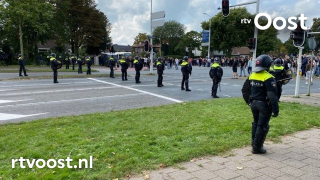 ME en politie houden in Deventer honderden voetbalfans keurig in toom. #rtvoost.