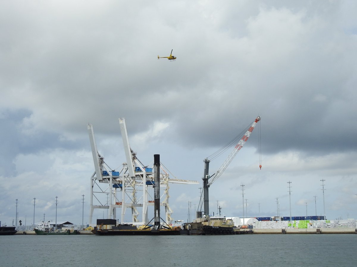 KrafftJennifer's tweet photo. Visiting my favorite port to see the #SpaceX booster in #PortCanaveral today ! https://t.co/Dg0yQmZU2I