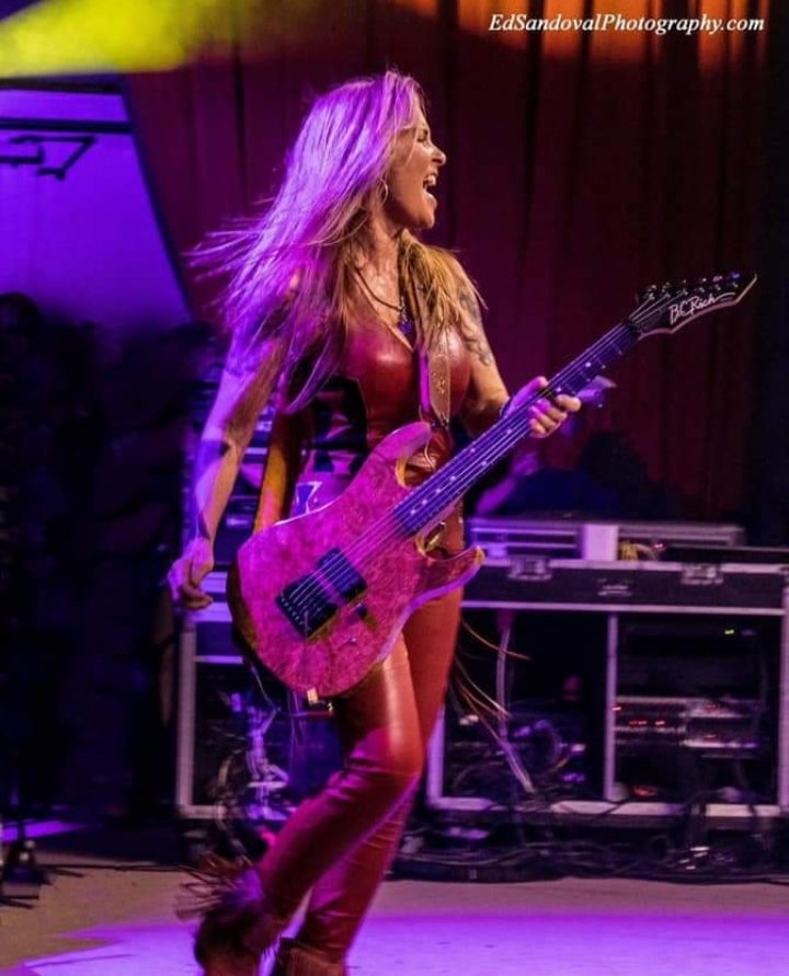  Happy birthday Lita Ford and you have many years old!! 