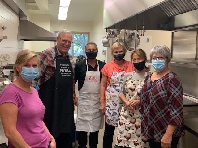 mardy_kulak's tweet photo. Members of the Stony Plain Rotary Club prepared another hot meal for the community supported by the Tri Region Pay Forward Kindness Society. Thank you to Yvonne, John, Shannon, Tren, Janice, Dean &amp; Donna for volunteering their time. https://t.co/CuBZxr4TIs