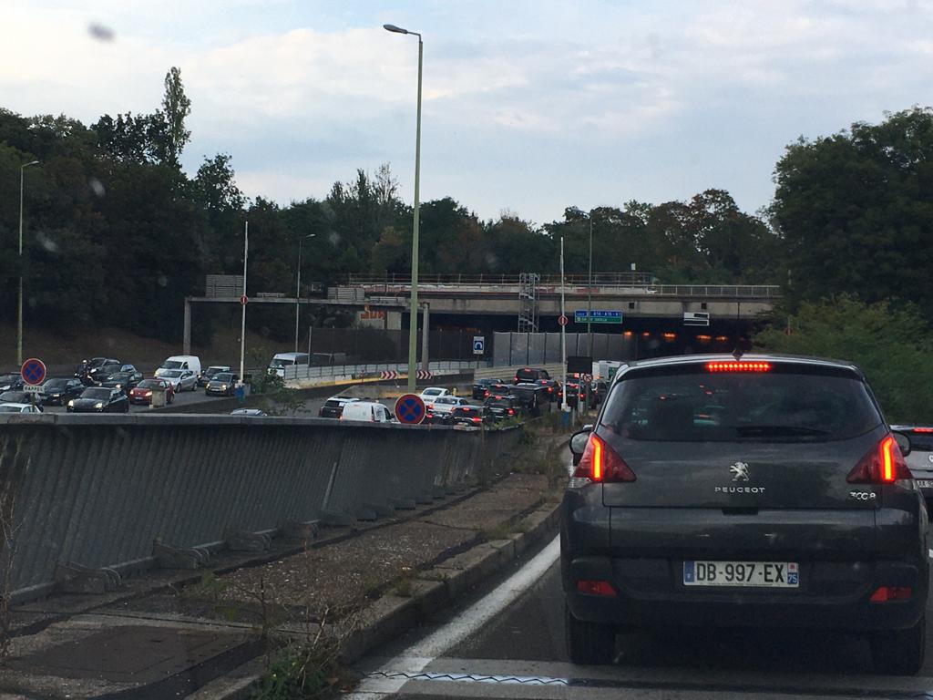 yruelf58's tweet photo. #saccageparis #saccageaparis
Paris sans voiture : bravo Hidalgo !
Porte d'Auteuil, porte de Passy et porte de la Muette fermées. Embouteillages et pollution monstres. Comme quoi l'idéologie mène à l'absurde. Par pitié, ne votez surtout pas Hidalgo pour la présidentielle ! https://t.co/dc8nwr4GH9