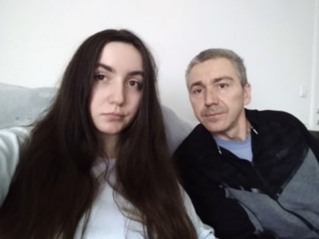 Ali, kad otac ima samo jednu ćerku kojoj treba pomoć, za njega u trenu umre svaki osećaj neprijatnosti. Samo zna da mora ponovo da pita, da zamoli, da traži pomoć, sve dok ne stigne do cilja.
588 na 3030 za Kristinu