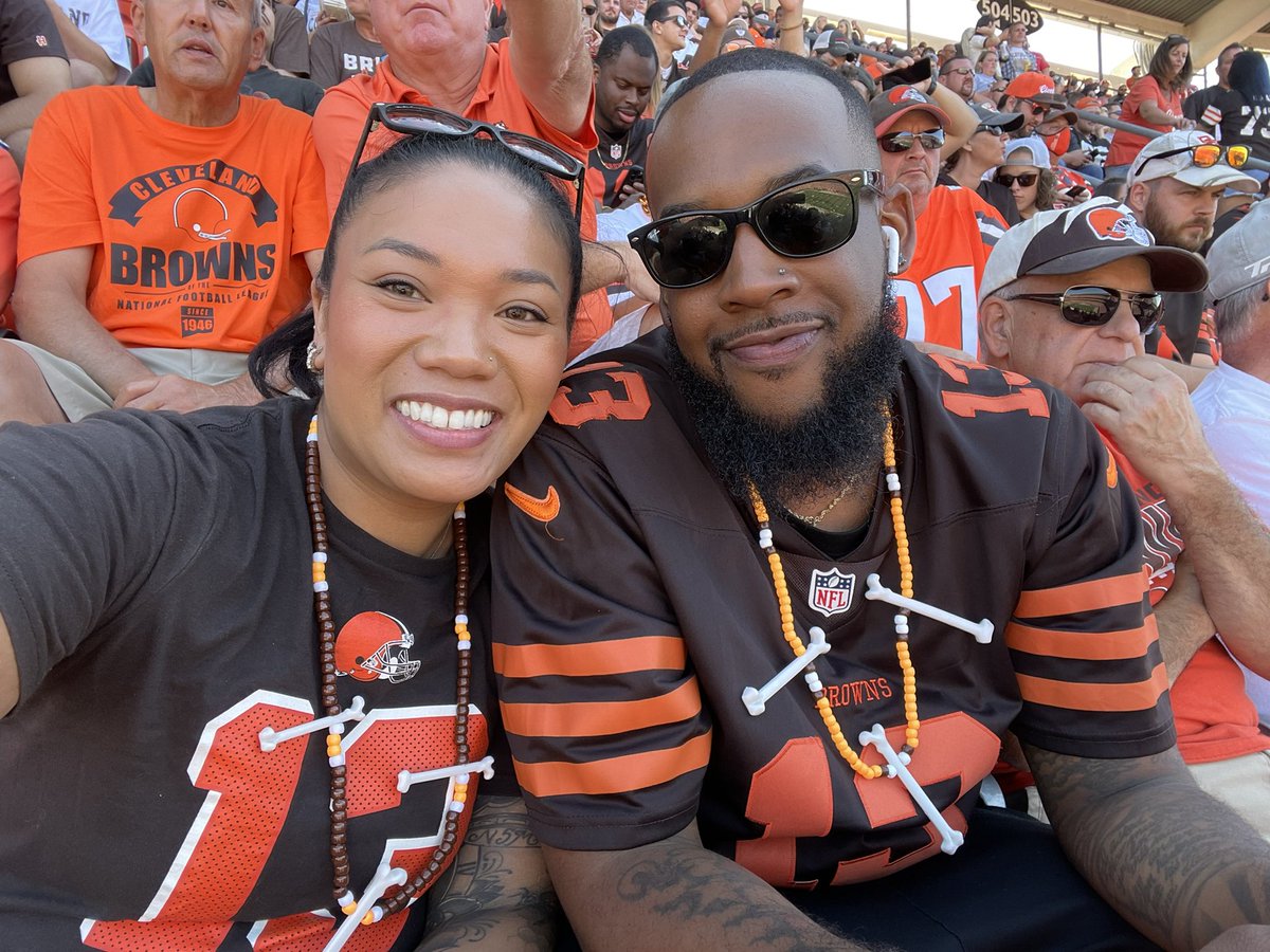 DAMNdrecole's tweet photo. Perfect way to end our wedding weekend π€π #jumpingforjoyce #HOUvsCLE @Browns https://t.co/DsH9QHQCCT