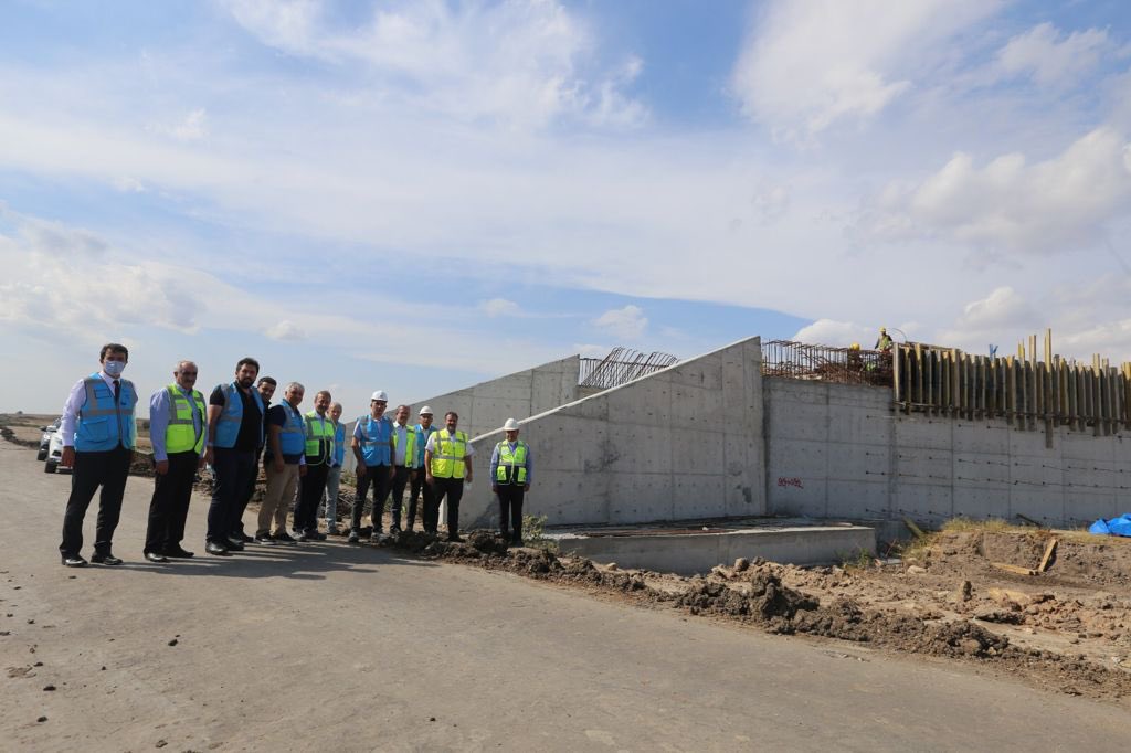 Ülkemizi Avrupa’ya bağlayacak yüksek standartllı Halkalı-Kapıkule Hızlı Tren Hattı, Çerkezköy-Kapıkule Kesimi İnşa projesini yerinde inceledik.

Çalışmalarımızın güncel durumu hakkında mesai arkadaşlarımızdan brifing aldık, istişarelerde bulunduk. 

#UlaşıncaBaşlar