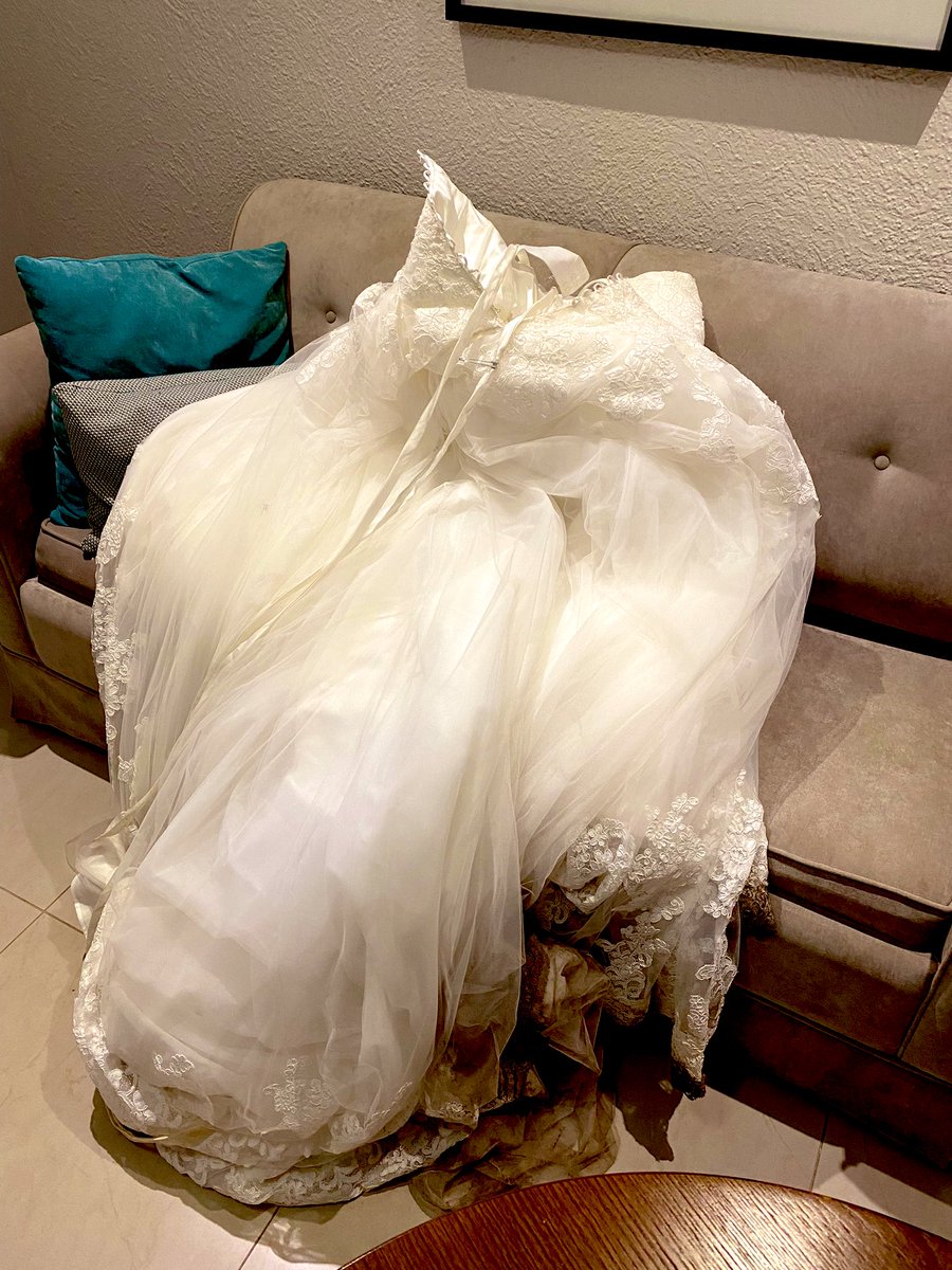 La chica que ligamos anoche traía un vestido muy exótico, o nos cogimos a la novia 👰‍♀️ 🤔