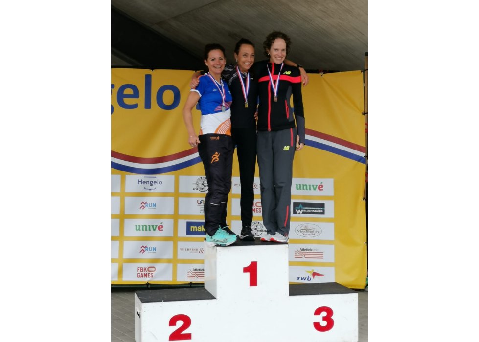 Goud en brons voor Inge Felter-de Jong bij het NK Masters op de baan!
<a href="/inge_de_jong/">Inge Felter-de Jong</a> behaalde goud op de 10.000 meter, met een tijd van 39:31.78. En brons op de 5.000 met een tijd van 19:00.98 (Vrouwen 45+) 
We feliciteren Inge met deze prachtige prestatie!
bit.ly/3ArqLTU