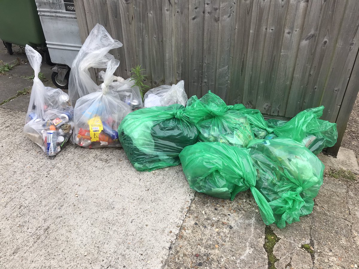 Well done lovely volunteers from <a href="/EpsomTidy/">Keep Epsom and Ewell Tidy</a> for clearing up #EwellVillage after yesterday’s hugely successful #EwellHistoryDay