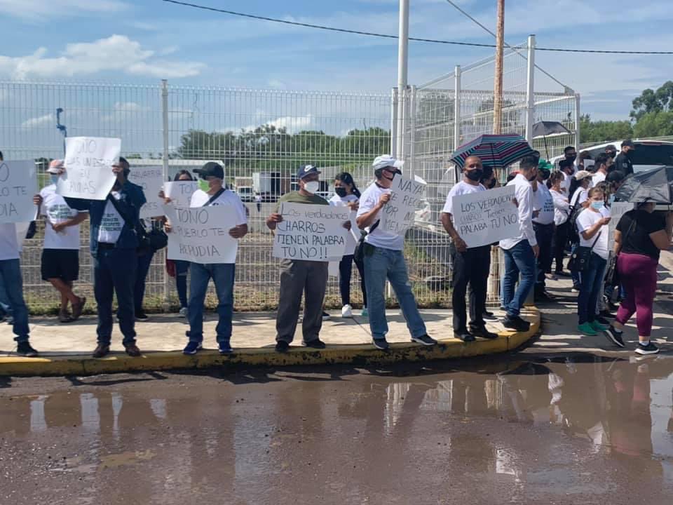 Mario Häwreghi (@mariohawreghi) on Twitter photo Así despide el pueblo de Nayarit al ex gobernador @AntonioEcheG. REPUDIO TOTAL <a href="/lopezobrador_/">Andrés Manuel</a> <a href="/aristeguicnn/">Carmen Aristegui</a> <a href="/julioastillero/">Julio Astillero</a> <a href="/CarlosLoret/">Carlos Loret de Mola</a> <a href="/lopezdoriga/">Joaquín López-Dóriga</a> <a href="/V_TrujilloM/">Víctor Trujillo</a> <a href="/DeniseMaerker/">Denise Maerker</a> Así despide el pueblo de Nayarit al ex gobernador @AntonioEcheG. REPUDIO TOTAL <a href="/lopezobrador_/">Andrés Manuel</a> <a href="/aristeguicnn/">Carmen Aristegui</a> <a href="/julioastillero/">Julio Astillero</a> <a href="/CarlosLoret/">Carlos Loret de Mola</a> <a href="/lopezdoriga/">Joaquín López-Dóriga</a> <a href="/V_TrujilloM/">Víctor Trujillo</a> <a href="/DeniseMaerker/">Denise Maerker</a>
