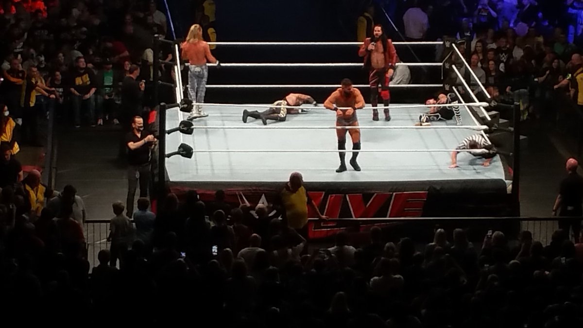 teaandtightspod's tweet photo. Fantastic match as @WWERollins tried ruin a The #Mysterios Vs #Roode and #Ziggler but @FinnBalor was having none of it.
#SmackDown #WWELive #WWENewcastle https://t.co/2dJWz4wAEt