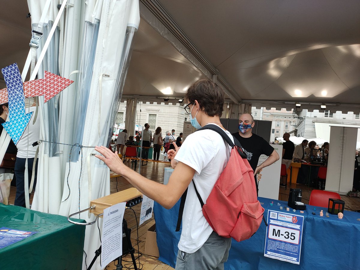 Rain or Sun the makers keep going on showing all their ingenuity and craziness!!😄🥳 <a href="/makerfaire/">Maker Faire</a> #Trieste #mfts #makerfairetrieste #makerfaire #boramat #makers #makersmovement #3dprinting #theremin