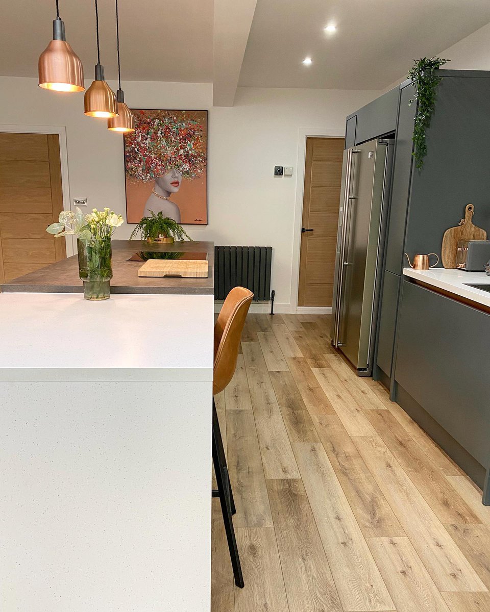 Imagine putting you culinary skills to use in this stunning kitchen?! 😍

This modern #Kitchen contrasts darker tones with warming tones through our #EvoCore Premium English Oak #Flooring ✨

📷 renovation_at_5a
🛒 Order your Free Samples today!
👉 bit.ly/3Ads7Sj