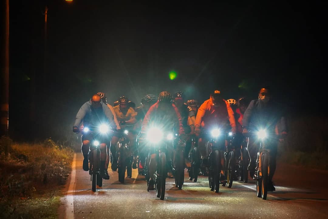 alcaldiadeyopal's tweet photo. Más de 500 ciclistas🚴‍♂️🚴‍♂️ acompañaron al Alcalde de Yopal @LecYopal en la Travesía hasta la feria de Tilodirán.

Para el mandatario, que practica el ciclismo, esta actividad es una  oportunidad para disfrutar de los paisajes rurales y hacer deporte. https://t.co/R1T41Tzzit