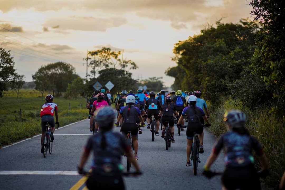 alcaldiadeyopal's tweet photo. Más de 500 ciclistas🚴‍♂️🚴‍♂️ acompañaron al Alcalde de Yopal @LecYopal en la Travesía hasta la feria de Tilodirán.

Para el mandatario, que practica el ciclismo, esta actividad es una  oportunidad para disfrutar de los paisajes rurales y hacer deporte. https://t.co/R1T41Tzzit