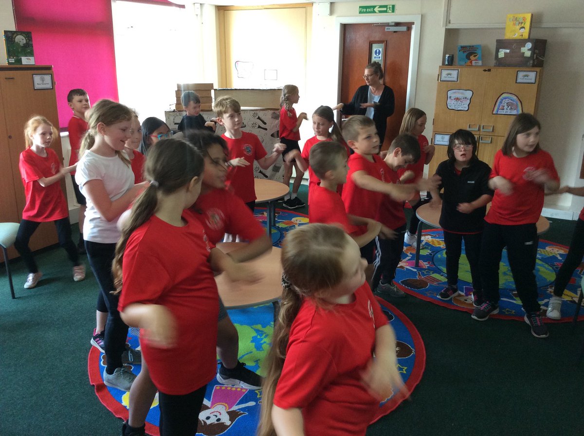 Learning the glockenspiel part to Mamma Mia in music alongside some movement to music fun #MMmusic