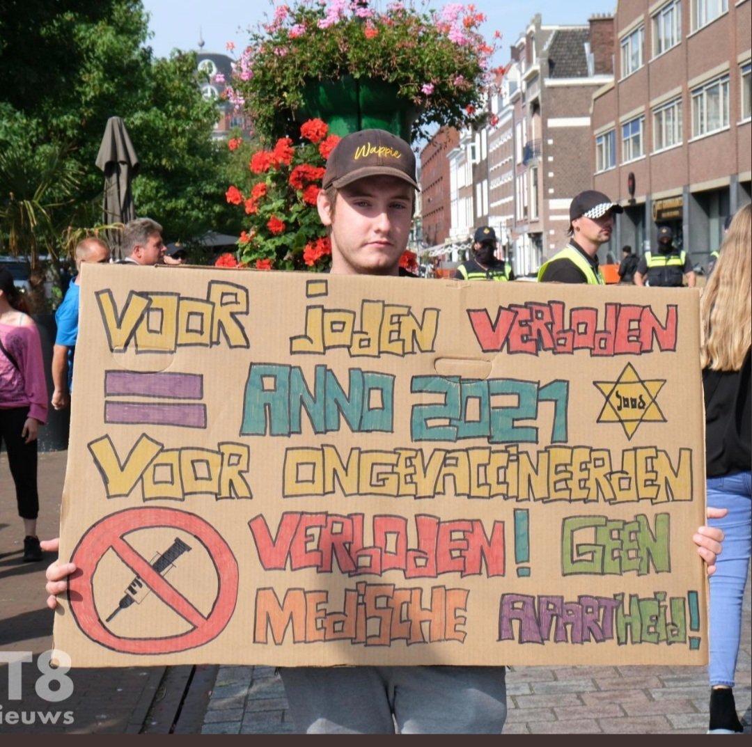 Het stomste bord van de stomste demonstrant vandaag bij de spontane demo in Den Haag