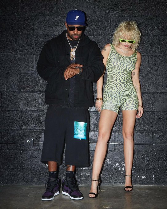 E_qECLdWUAE_yxC?format=jpg&name=small