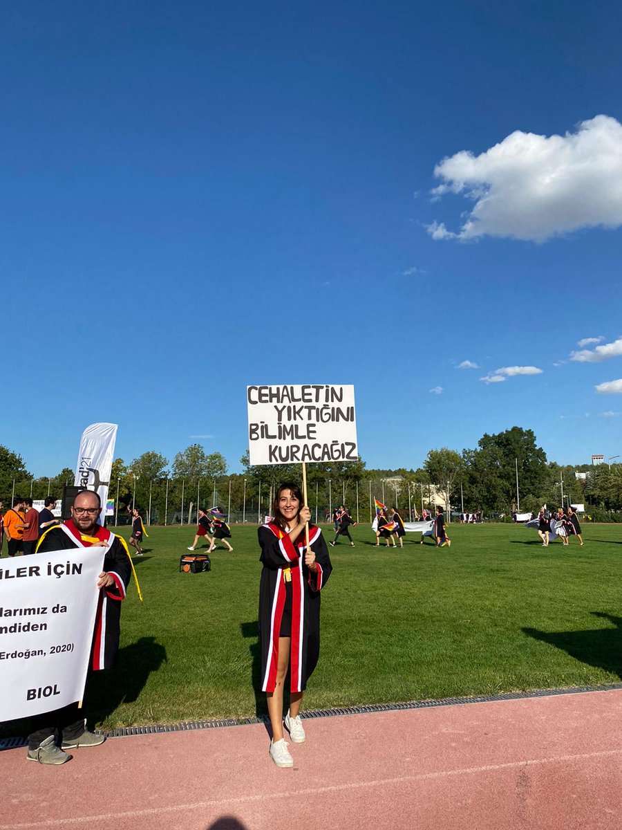 Baştan sona ODTÜ öğrencilerinin organize ettiği, %100 kayyumsuz, tarihimizin en farklı mezuniyetinin pankartlarından bazıları…