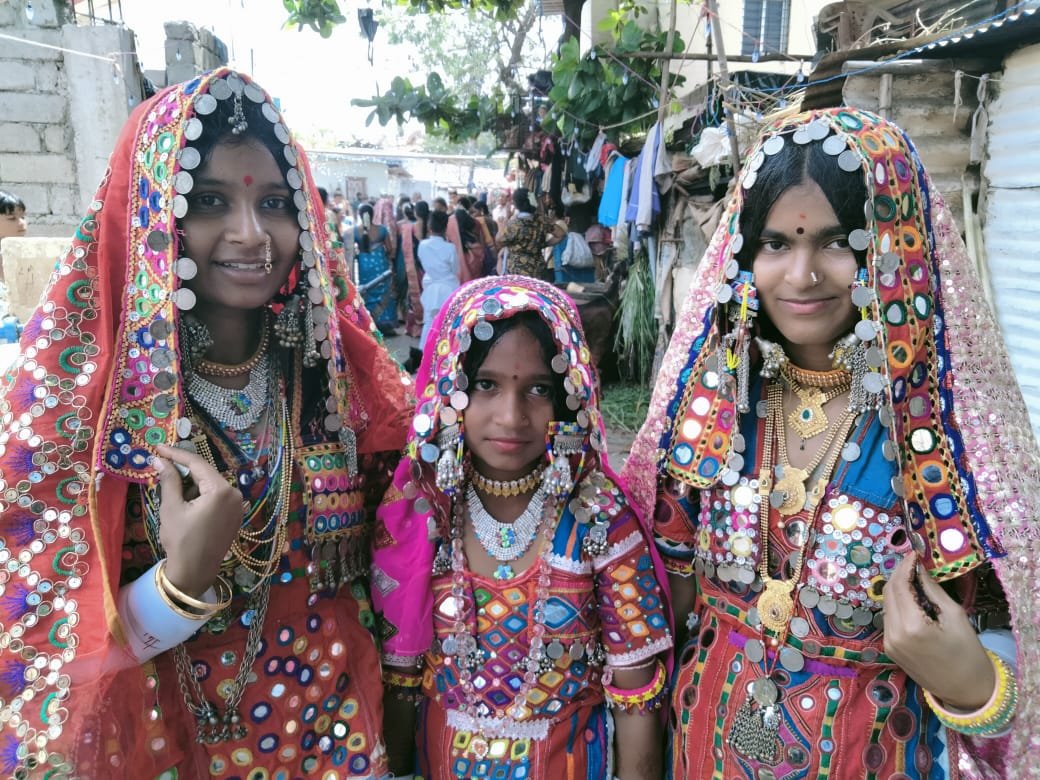 Byatarayanapur's tweet photo. ಬಾಗಲಕೋಟ್ ಜಿಲ್ಲೆಯ ದುರ್ಗಾ ವಿಹಾರ ಹತ್ತಿರ ಬಂಜಾರ ಕಾಲೋನಿ  ತಾಂಡಾದಲ್ಲೊಂದು ಹಸಿರು ಹಬ್ಬ ಎಲ್ಲೆಡೆ ಹೆಸರು ಮಾಡುತ್ತಿದೆ ಹಸಿರು ಸಂಸ್ಕೃತಿಯನ್ನು ಬೆಳೆಸಲು ತನ್ನದೇ ಆದ ರೀತಿಯಲ್ಲಿ ಧಾರ್ಮಿಕ ಆಚರಣೆಯಲ್ಲಿ ತೊಡಗಿರುವ ಬಂಜಾರಾ ಬಂಧುಗಳು ಎಲ್ಲರಿಗೂ ಪ್ರೇರಕರಾಗುತ್ತಿದ್ದಾರೆ. https://t.co/DZUT4ZT6jJ