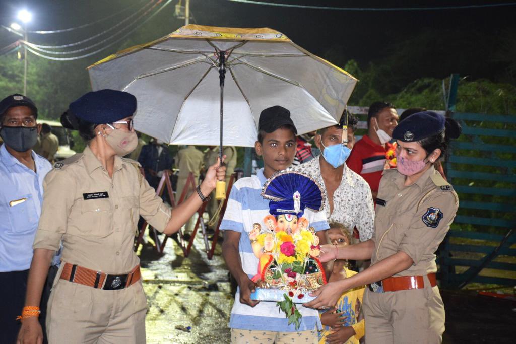 Shamsher_IPS's tweet photo. हाथ बढ़ाने के लिए हमेशा तैयार। @Vadcitypolice @GujaratPolice #GaneshVisarjan https://t.co/cQybEoQ8p2
