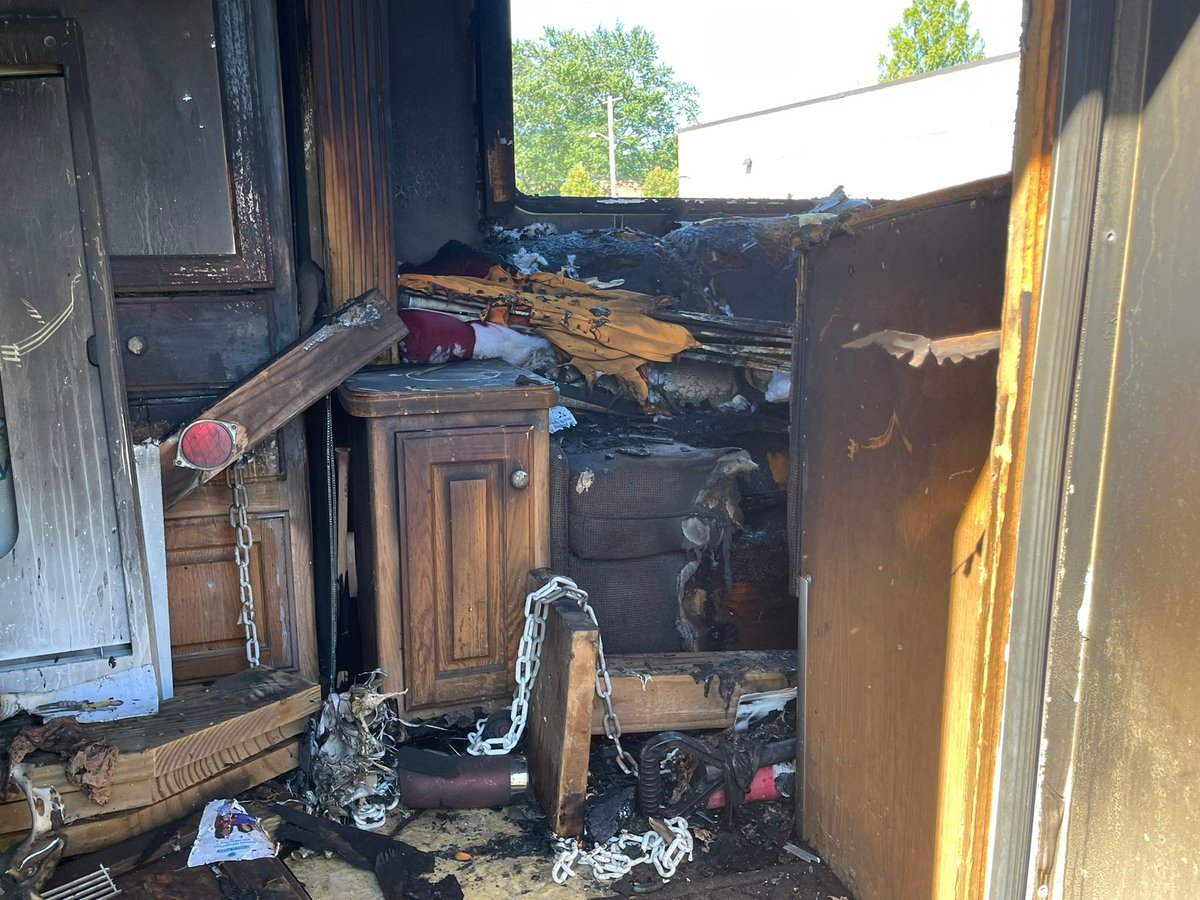 wendykclavijo's tweet photo. Este día a las 5AM, supuestos simpatizantes de ARENA y EL FMLN, han ido al consulado de Long Island en NY hacer actos de vandalismo!

Quemaron propiedad privada,vehículo que utilizaban para hacer consulados Mobil.

A quien le hacen daño? A su misma gente?!? https://t.co/5Um5KEylMJ