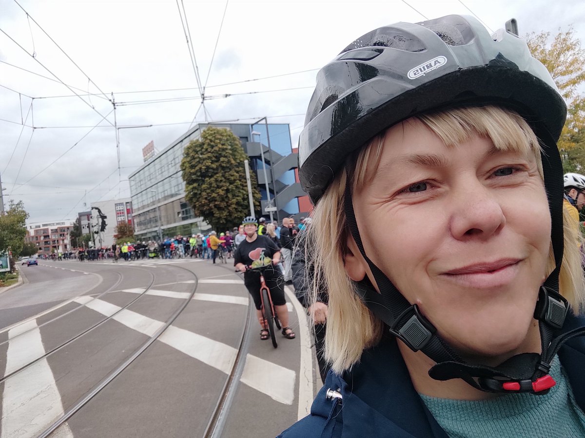 Überwältigend viele Teilnehmer*innen bei der Fahrraddemo in #Magdeburg. Ganz klar, wir brauchen in unserer Stadt dringend #MehrPlatzfuersRad! danke an die Orga, <a href="/Radkultur_MD/">Magdeburger Radkultur</a> <a href="/ADFC_MD/">ADFC Magdeburg</a>