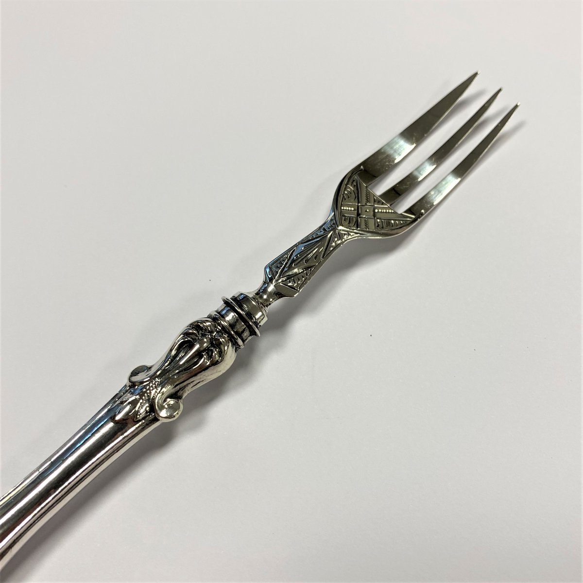 ParkLaneAntique's tweet image. Good quality, ornate Victorian Silver Pastry fork made by George Unite. Hallmarked for Birmingham, dated 1894. parklaneantiques.co.uk/antique/victor…
#antiquesilver #georgeunite #silverfork