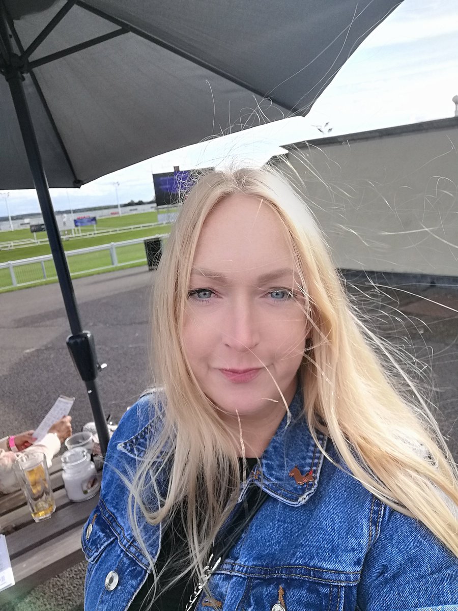 philippa_price's tweet photo. @TowcesterRaces #comeracing https://t.co/zzIoEsWOaS
