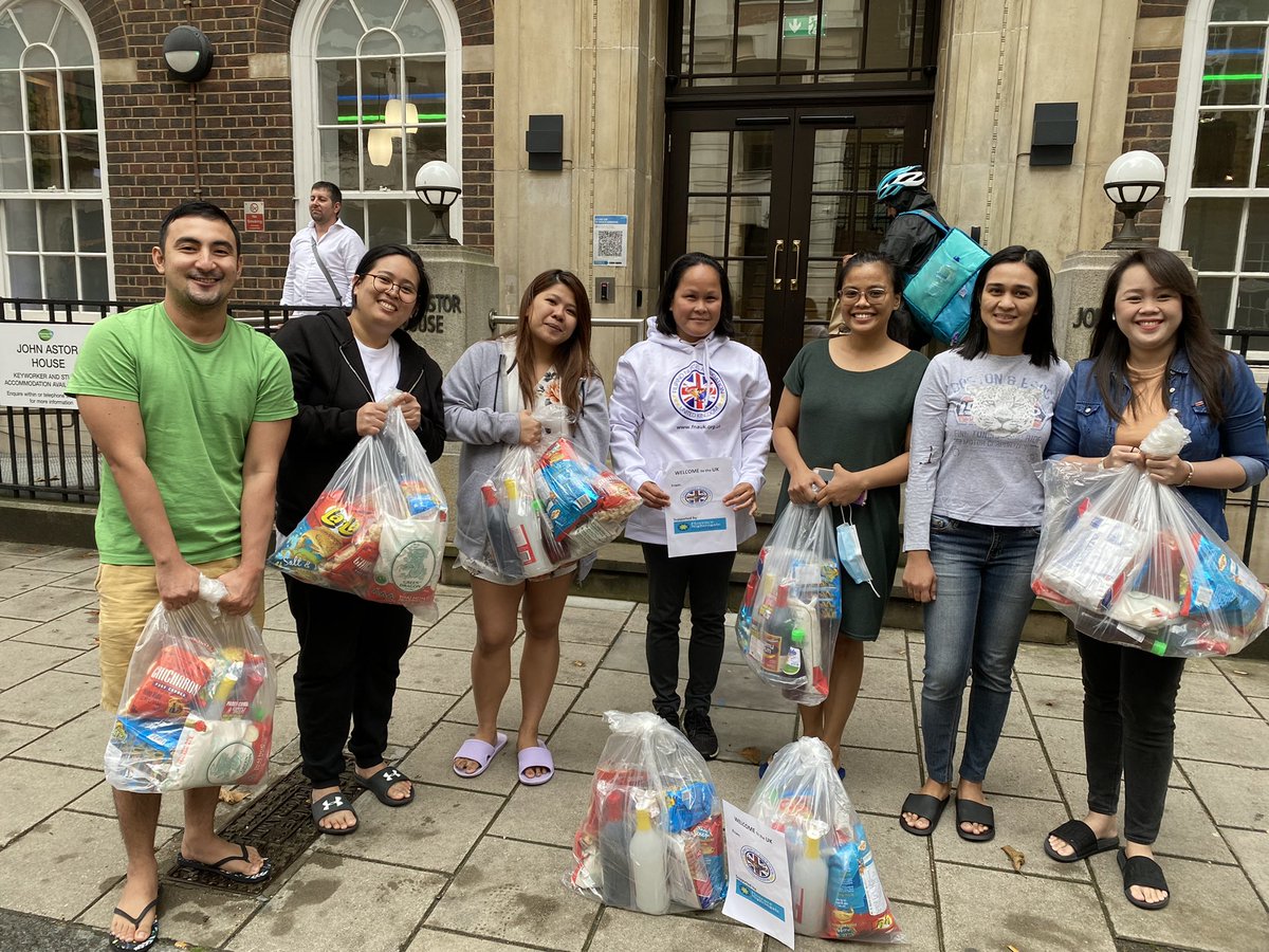 Our secretary @SusieLagrata  welcoming 7 newly arrived Filipino nurses @uclh . All smiles as they receive their welcome packs with Pinoy goodies. A meet & greet pastoral care programme of FNA-UK funded by @FNightingaleF @CNOEngland @NHSEngland . @duncan_CNSE @jen_cag